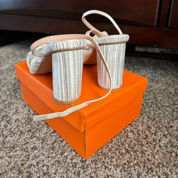 White Bow Heels - Picture 3 of 7